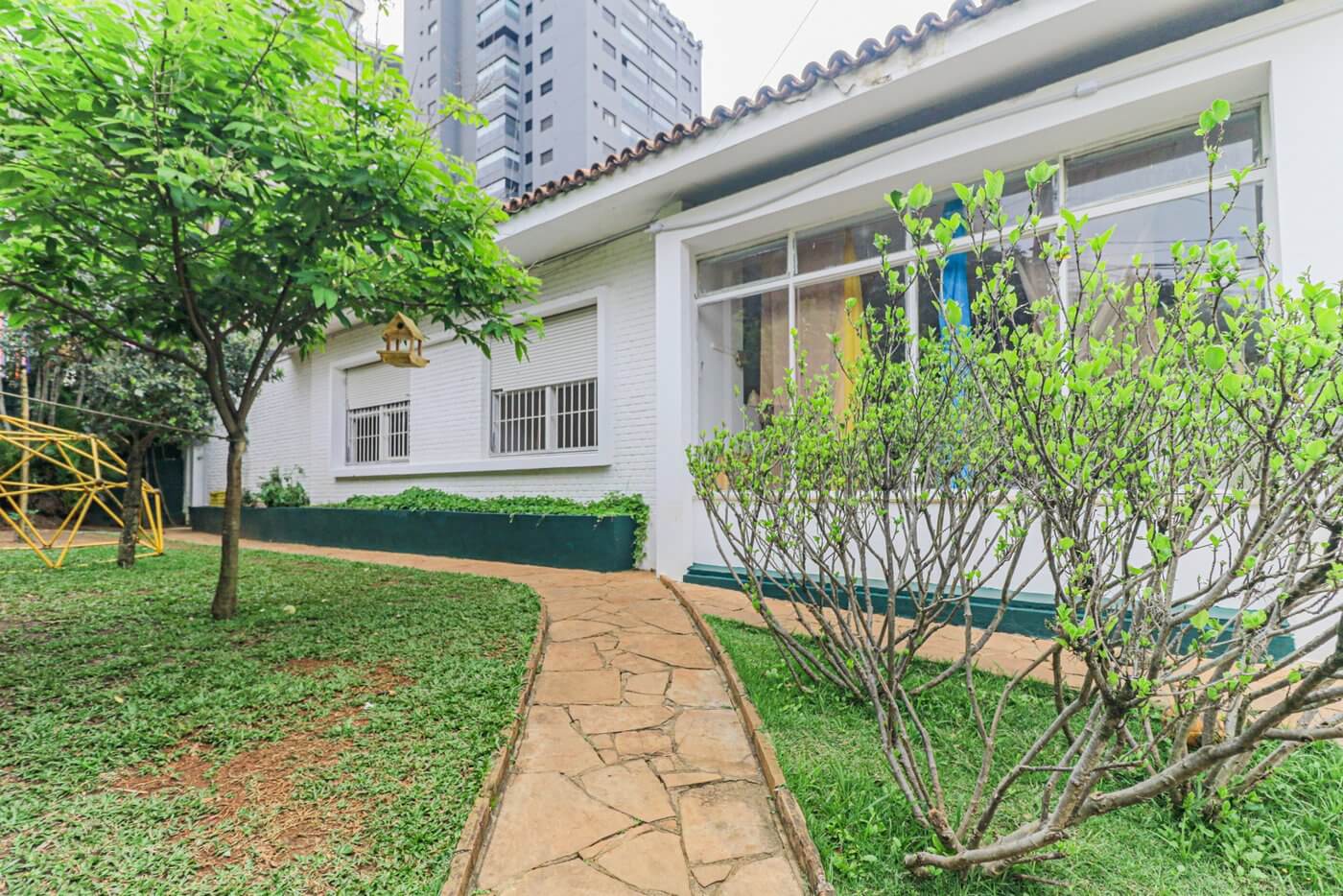 Fachada da Casa Amarela, com jardim